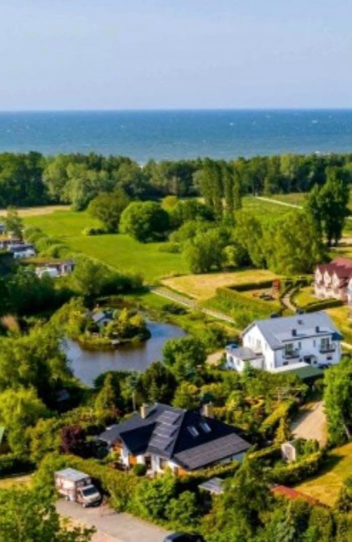 Widok z lotu ptaka na okolicę i morze