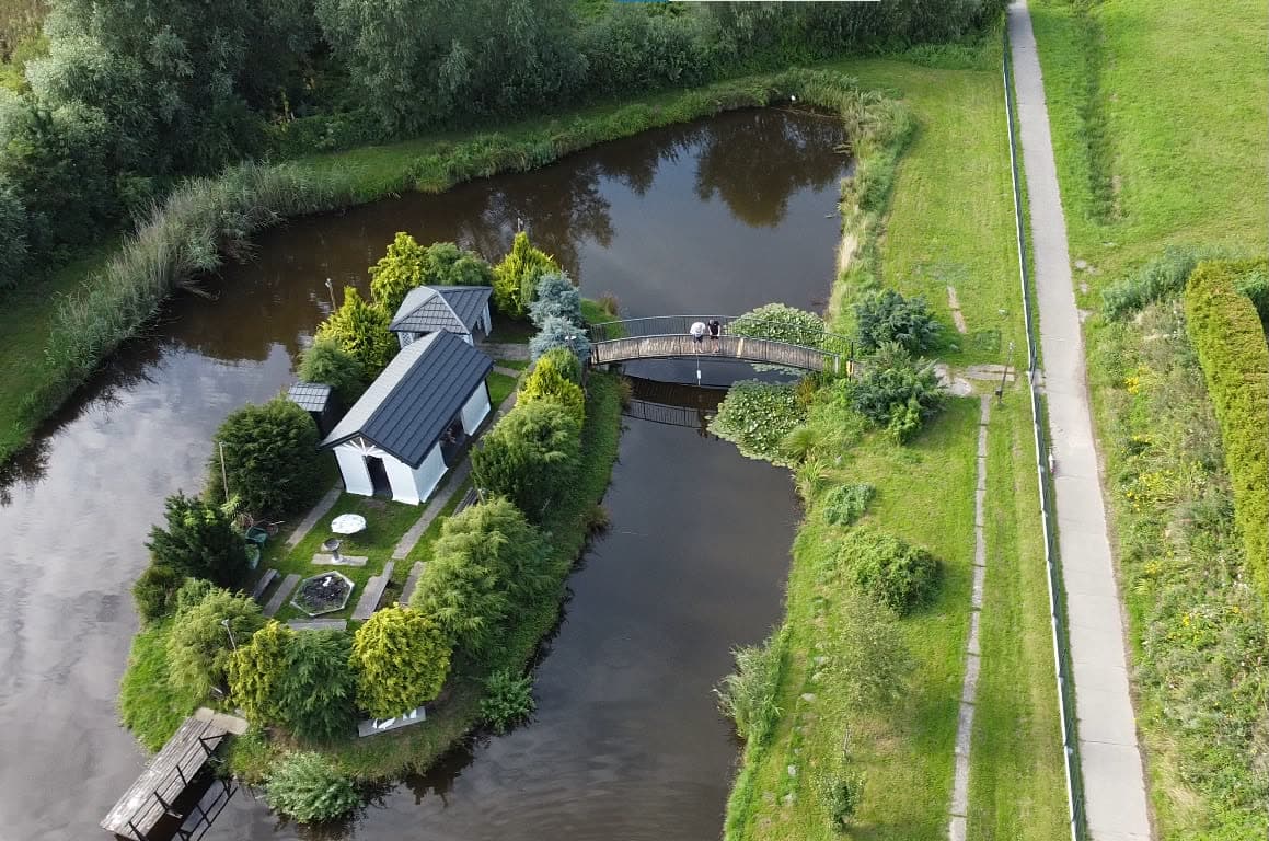 Widok z lotu ptaka na staw i wyspę